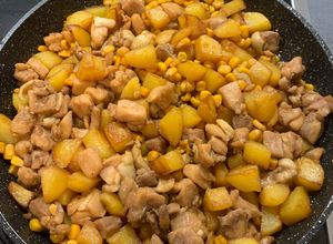 Hình của món Gà xào ngô khoai tây sốt cay ngọt.