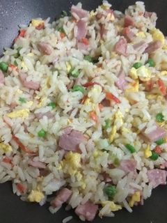 Una foto de Arroz frito tres delicias
