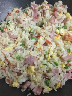 Una foto de Arroz frito tres delicias