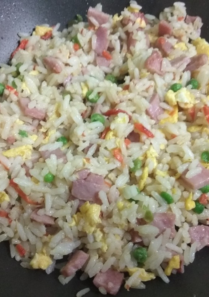 Una foto de Arroz frito tres delicias
