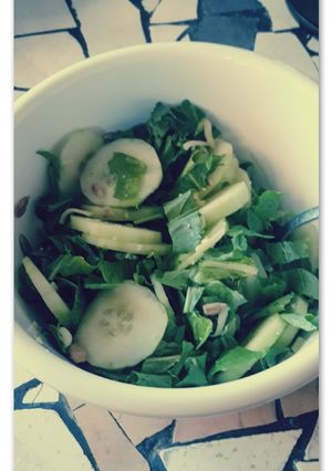 Una foto de Ensalada de rúcula, pepino, semillas y queso súperligth