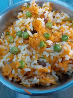 கேரட் பட்டாணி சாதம் Lunch Box Rice(Carrot peas rice recipe in Tamil) செய்முறை முக்கிய புகைப்படம்