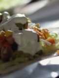 Pita de pollo con salsa shawarma con salsa de yogurt y yogurt