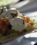 Pita de pollo con salsa shawarma con salsa de yogurt y yogurt