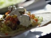 Una foto de pollo tahini
