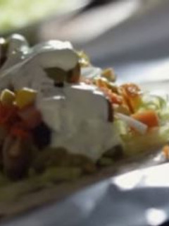 Una foto de Pita de pollo con salsa shawarma con salsa de yogurt y yogurt