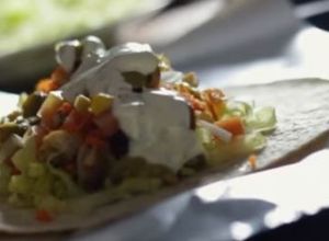 Una foto de Pita de pollo con salsa shawarma con salsa de yogurt y yogurt