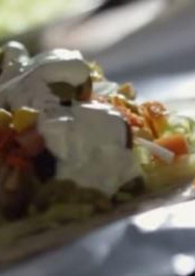 Una foto de Pita de pollo con salsa shawarma con salsa de yogurt y yogurt