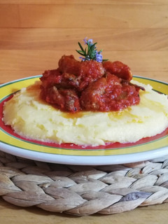 Foto di Polenta con sugo di salsiccia, a modo mio🌷