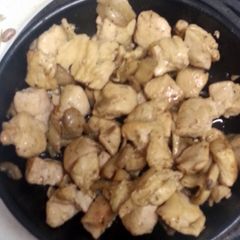 chicken and mushrooms A picture of chicken and mushrooms.