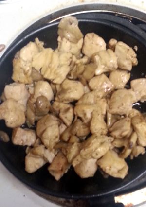 A picture of chicken and mushrooms.