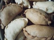 Una foto de berenjena pimiento cebolla