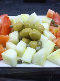 Una foto de Ensalada de pepino, espárragos, kiwi y tomate
