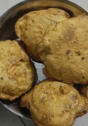 A picture of Aloo ki pakode.
