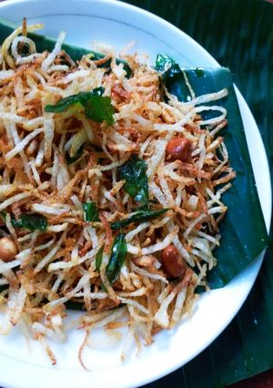 ঝুরি আলুভাজা(Jhuri aloo bhaja recipe in bengali) রেসিপির প্রধান ছবি