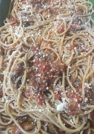 Una foto de Fideos integrales con carne picada a mano