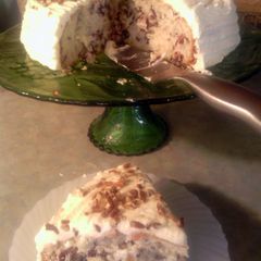 A picture of sunshines cranberries buttercream cake.