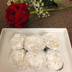 A picture of Soft Mexican Wedding Cookies.