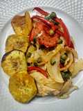 Pescado al horno con verduras y alcaparras