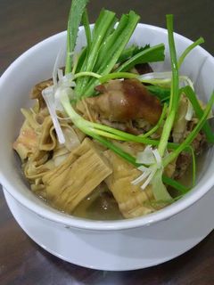 Hình của món Măng khô hầm móng giò.
