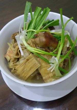 Hình của món Măng khô hầm móng giò.