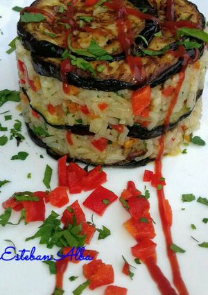 Una foto de Berenjenas con arroz primavera