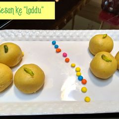 A picture of Besan ke ladoo.