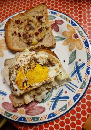A picture of Eggs on toast + hashbrowns.
