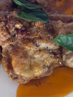 Una foto de Pollo con tomate en aceite y parmesano