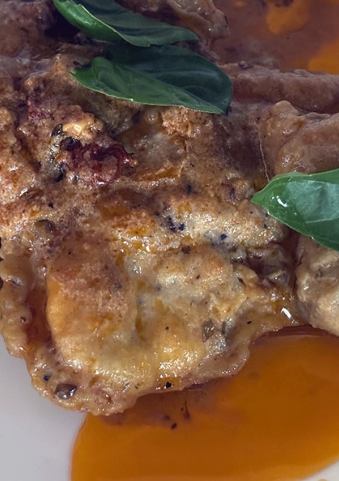 Una foto de Pollo con tomate en aceite y parmesano