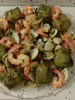 Una foto de Alcachofas con almejas y langostinos