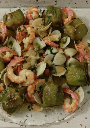 Una foto de Alcachofas con almejas y langostinos