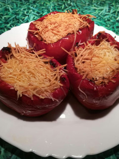 Una foto de Pimientos rellenos de carne y nata
