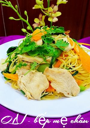 Hình của món Mì trứng xào thịt gà.
