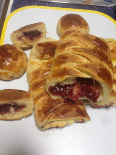 Una foto de Pan trenzado con Mermelada de Fresas!