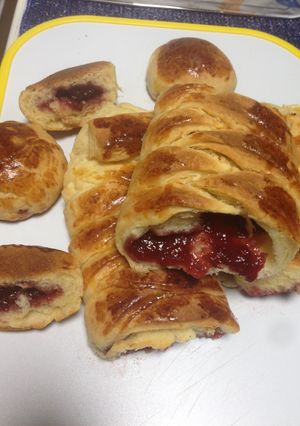 Una foto de Pan trenzado con Mermelada de Fresas!