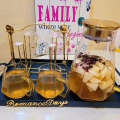 A picture of Apple Juice with Rose Buds.