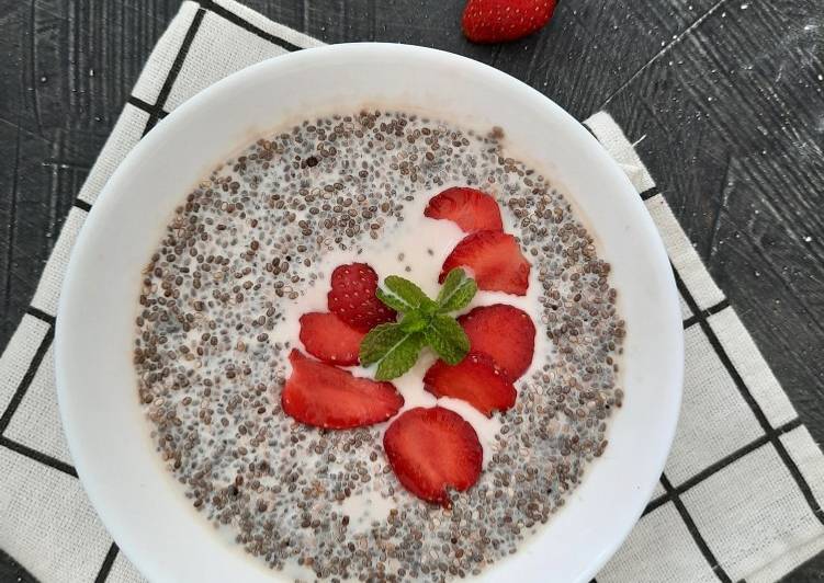 Soymilk chia pudding with strawberry