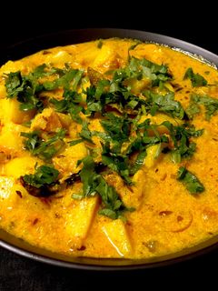 A picture of Dahi Vale Aloo.