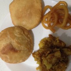 A picture of Khasta aloo and jalebi.