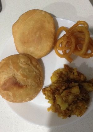 A picture of Khasta aloo and jalebi.