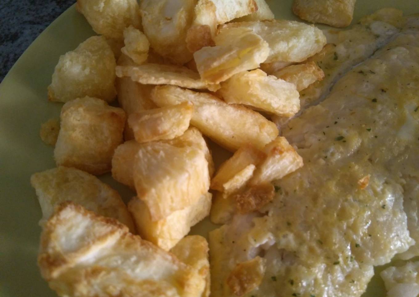 Merluza rebozada al horno con yuca