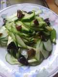 Ensalada de pepino, zapallitos verde crudo y olivas 🫒🥒