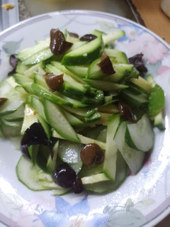 Una foto de Ensalada de pepino, zapallitos verde crudo y olivas 🫒🥒