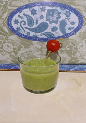 Una foto de Gazpacho o salmorejo verde