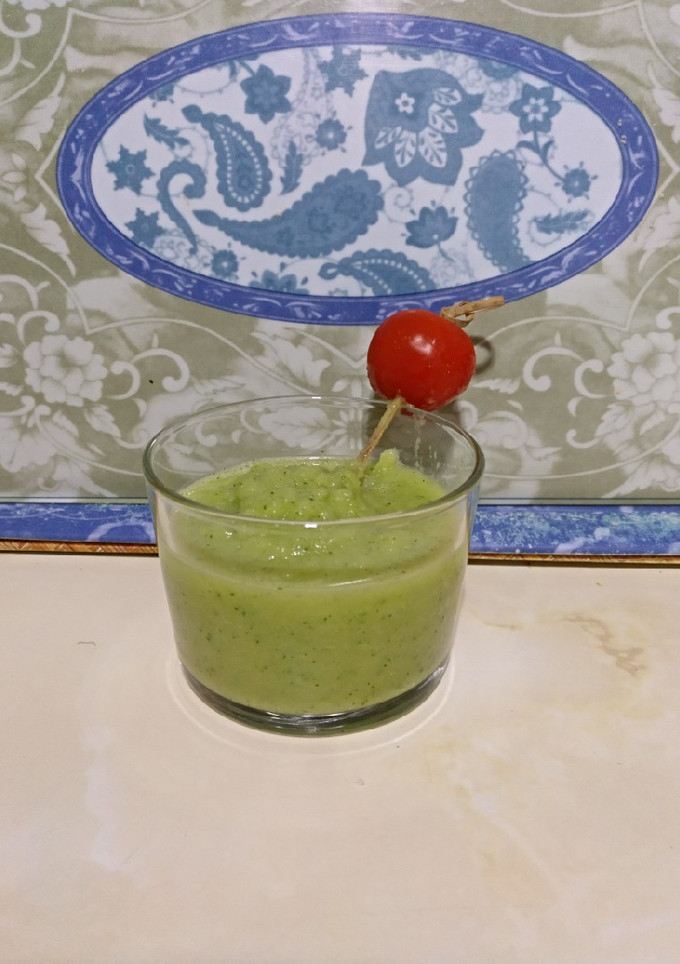 Una foto de Gazpacho o salmorejo verde