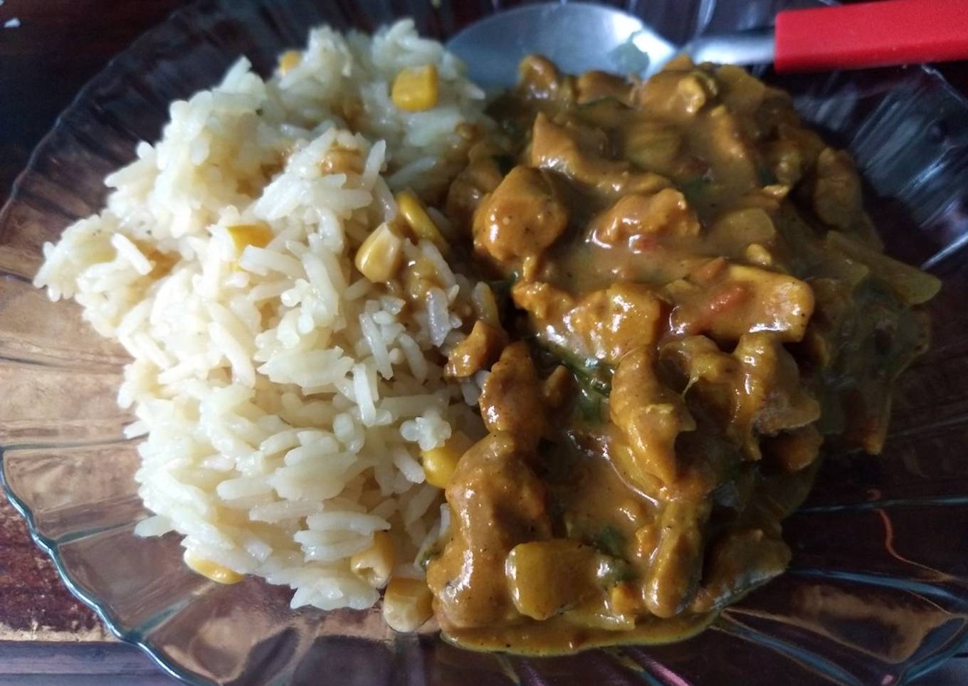 Arroz blanco con elotitos y curry con pollo