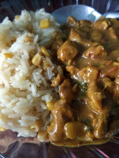 Una foto de Arroz blanco con elotitos y curry con pollo