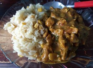 Una foto de Arroz blanco con elotitos y curry con pollo