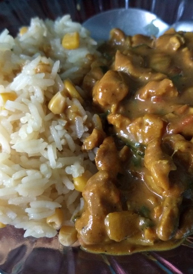Una foto de Arroz blanco con elotitos y curry con pollo